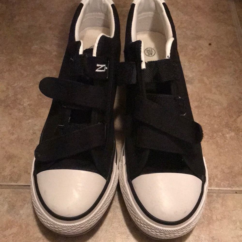 NWOT Black platform sneakers